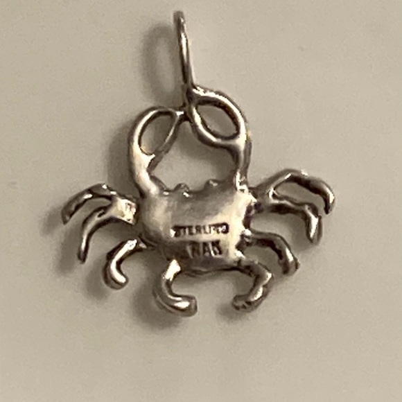 Sterling Silver crab pendant - Picture 2 of 3